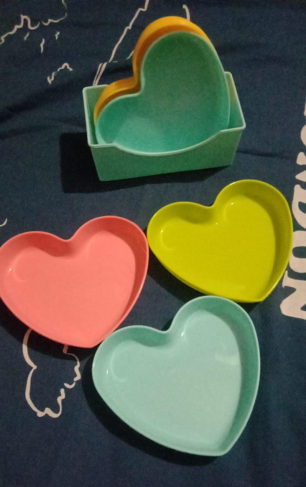 Pack Of 8 Heart Plate Set | Multi Color Plate Set With Stand